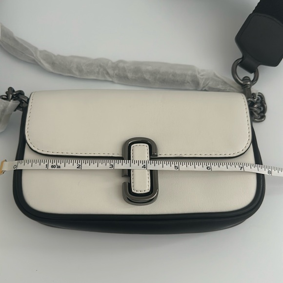Authentic Marc Jacobs
The Bi-Color J Marc mini bag - Picture 6 of 13